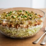 sałatka gyros z kurczakiem w przygotowaniu
