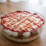 sałatka gyros z kurczakiem w przygotowaniu