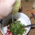 wyciskanie soku z limonki do dipu jogurtowego z kolendrą