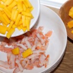 sałatka z krewetkami i mango w trakcie przygotowania