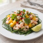 sałatka z krewetkami i mango podana na talerzu