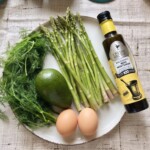 awokado, pęczek zielonych szparagów, dwa jajka, oliwa, świeży koperek