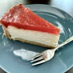 sernik jogurtowy kawałek na talerzu