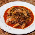 śledzie z grzybami korniszonami i papryką mieloną