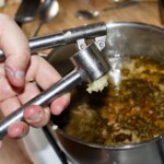 dodawanie czosnku do sosu bolognese