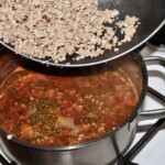 w garnku przygotowywany jest sos bolognese