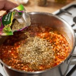 w garnku przygotowywany jest sos bolognese