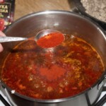 w garnku przygotowywany jest sos bolognese