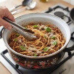 spaghetti bolognese mieszane jest w garnku