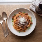 spaghetti bolognese podane na talerzu