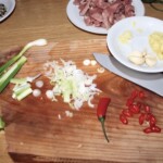 drobno siekana dymka oraz imbir i czosnek