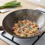 w woku smaży się drobno siekany czosnek i chilli