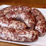 biała kiełbasa surowa w pętach