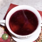 Barszcz czerwony przygotowany na wędzonce z dodatkiem suszonych buraków, czosnku oraz domowego zakwasu z buraków.