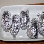 bataty owinięte folią aluminiową przed pieczeniem
