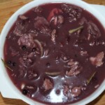 w naczyniu marynuje się pokrojona w kostkę dziczyzna do bigosu