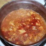 w garnku dusi się gulasz wieprzowy