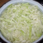 w garnku gotuje się siekana biała kapusta