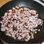 na patelni smaży się pokrojona w drobną kostkę kiełbasa