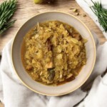 Bigos tradycyjny z grzybami i śliwkami