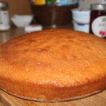 Biszkopt z mascarpone i dżemem malinowym