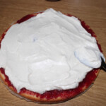 Biszkopt z mascarpone i dżemem malinowym