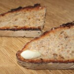 dwie kromki chleba wiejskiego