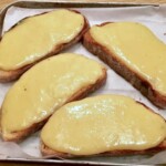 Brytyjskie tosty z serem cheddar welsh rarebit