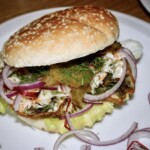 Burger ze śledziem bałtyckim
