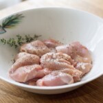 kawałki fileta z kurczaka znajdują się w białej misce