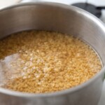 w garnku z wodą moczy się bulgur