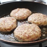 burgery drobiowe z bulgurem smażą się na dużej patelni