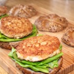 burgery drobiowe z bulgurem w trakcie przygotowania