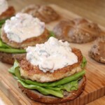 burgery drobiowe z bulgurem w trakcie przygotowania