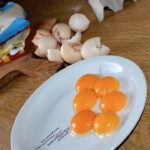 żółtka jajek leżą na talerzu