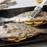 dorada pieczona w naczyniu żaroodpornym