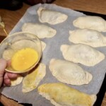 Pierogi empanadas z farszem pieczarkowym