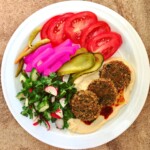 Falafele to kotleciki z mielonej ciecierzycy przyprawione kminem rzymskim i kolendrą z dodatkiem sporych pęczków świeżych ziół.