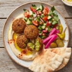 Falafele to kotleciki z mielonej ciecierzycy przyprawione kminem rzymskim i kolendrą z dodatkiem sporych pęczków świeżych ziół.