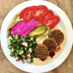 Falafele kotlety z ciecierzycy na talerzu razem z dodatkami