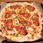flammkuchen podpłomyk z salami, oliwkami i jalapeno