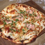 flammkuchen podpłomyk z łososiem