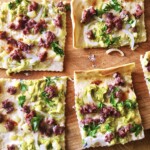 flammkuchen podpłomyk z kiełbasą i awokado