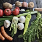 Gulasz warzywny z kiełbasą i oregano