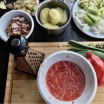 Gulasz warzywny z kiełbasą i oregano