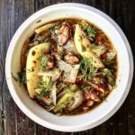 Gulasz warzywny z kiełbasą i oregano