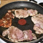 płaty mięsa z kurczaka smażą się na patelni