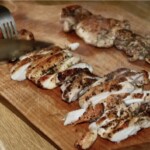 usmażone mięso kurczaka pokrojone w paski