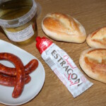 Hot dog z kiszonkami po węgiersku