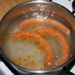 w garnku gotują się kiełbaski paprykowane węgierskie